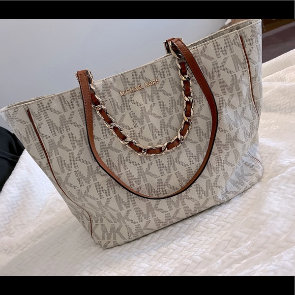 White monogram Michael Kors purse genteelly used great condition - Picture 1 of 3